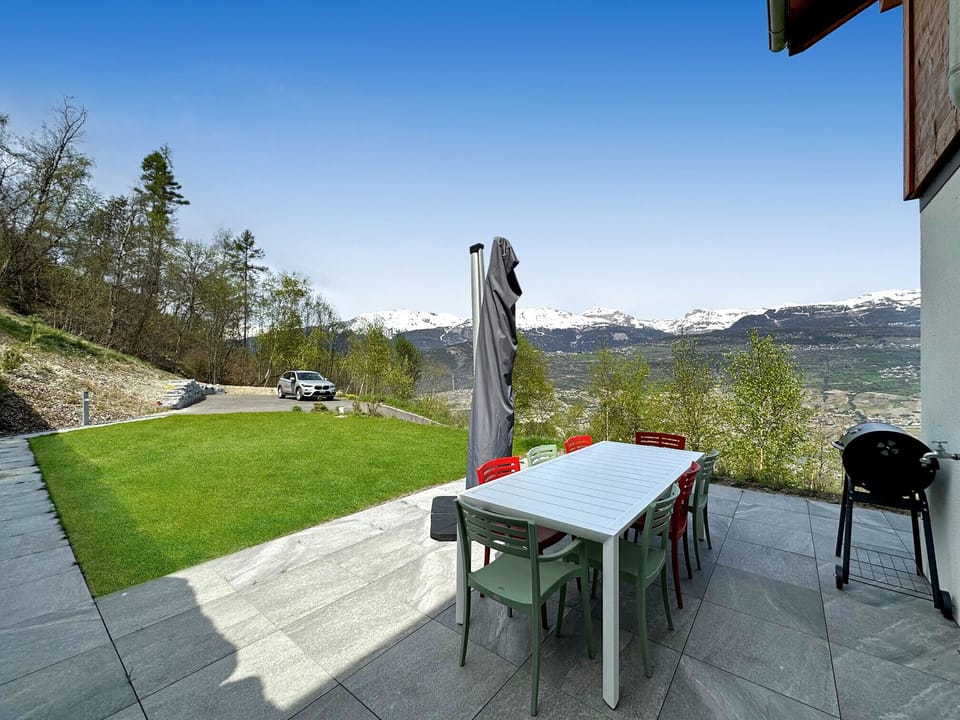 The outside of the chalet is perfectly equipped for barbecues, with parasol and garden furniture.
