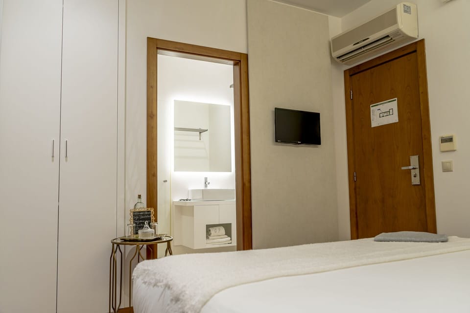 Basic Double Room | Soundproofing, free WiFi, bed sheets