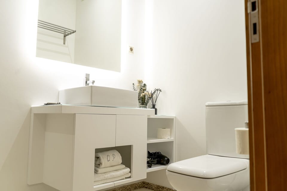 Basic Double Room | Bathroom | Shower, rainfall showerhead, hair dryer, towels