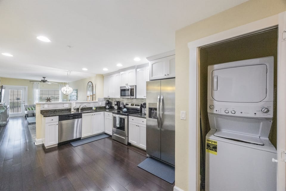 Fully stocked kitchen, washer/dryer inside the unit
