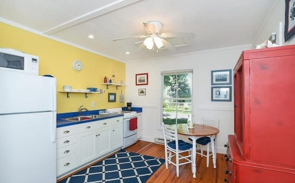 Cottage kitchen. 