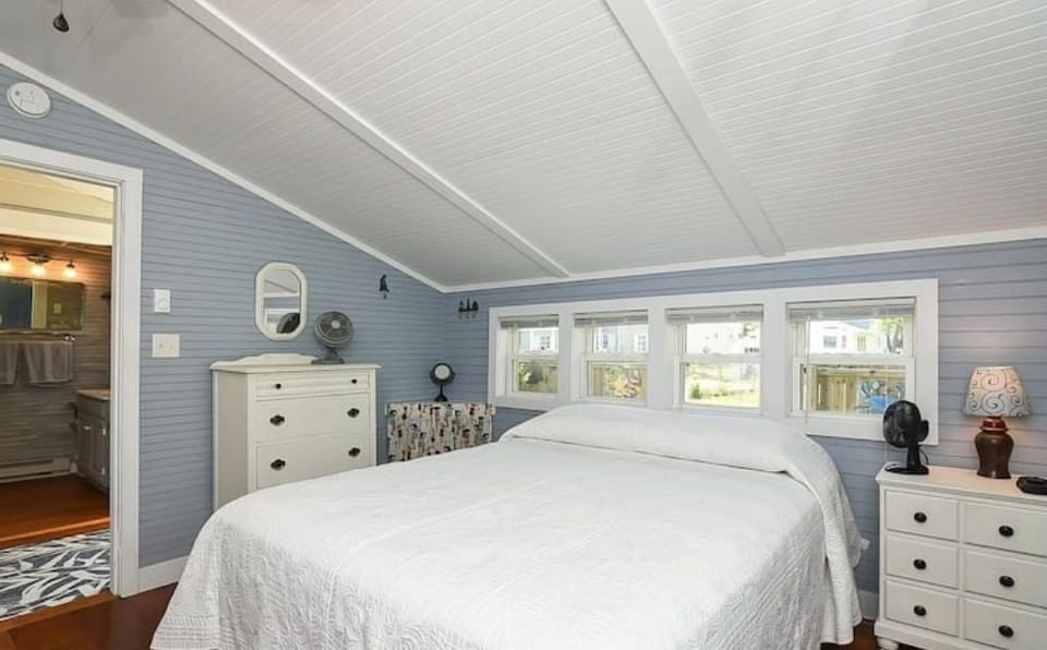 Queen size bedroom.
