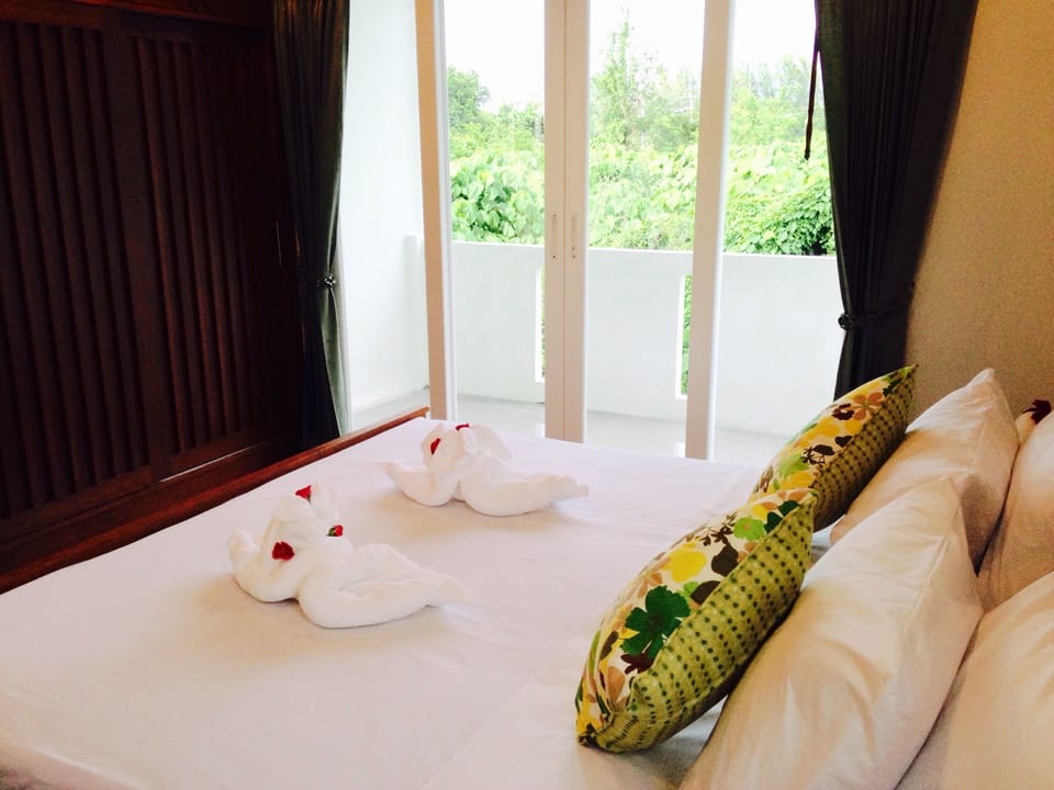 Suite, 1 Bedroom | Desk, blackout drapes, soundproofing, free WiFi