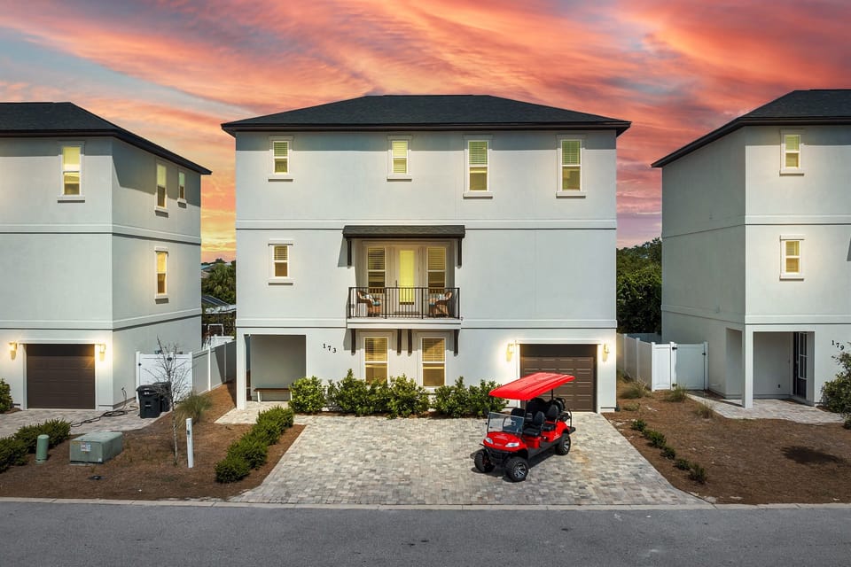 6-seat Golf Cart FREE during your stay! 2 minutes to the beach. Sleeps 16, 5 bedrooms, 5.5 bath, and 9 beds. Heated pool right next to the house!