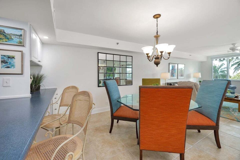North Breakers 211 - Dining room table with four chairs