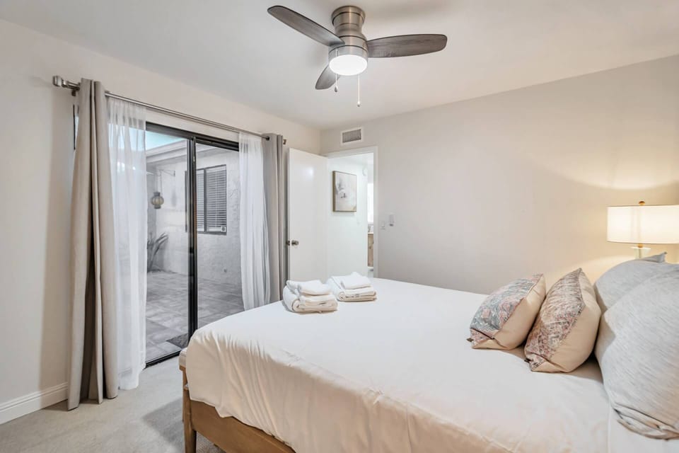 Guest bedroom with Queen size bed and direct access to front courtyard