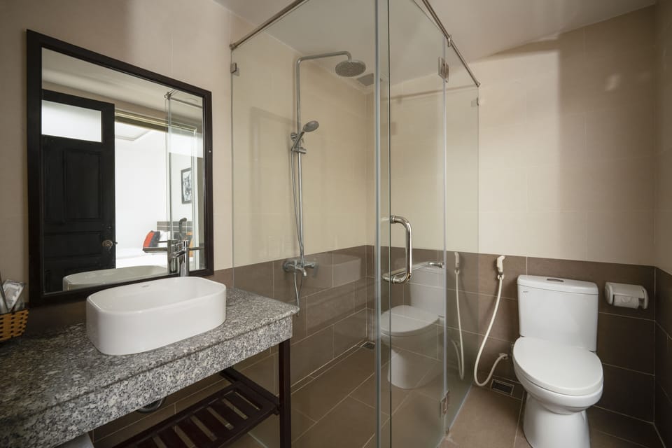 Deluxe Twin Room, Balcony | Bathroom | Designer toiletries, hair dryer, slippers, bidet