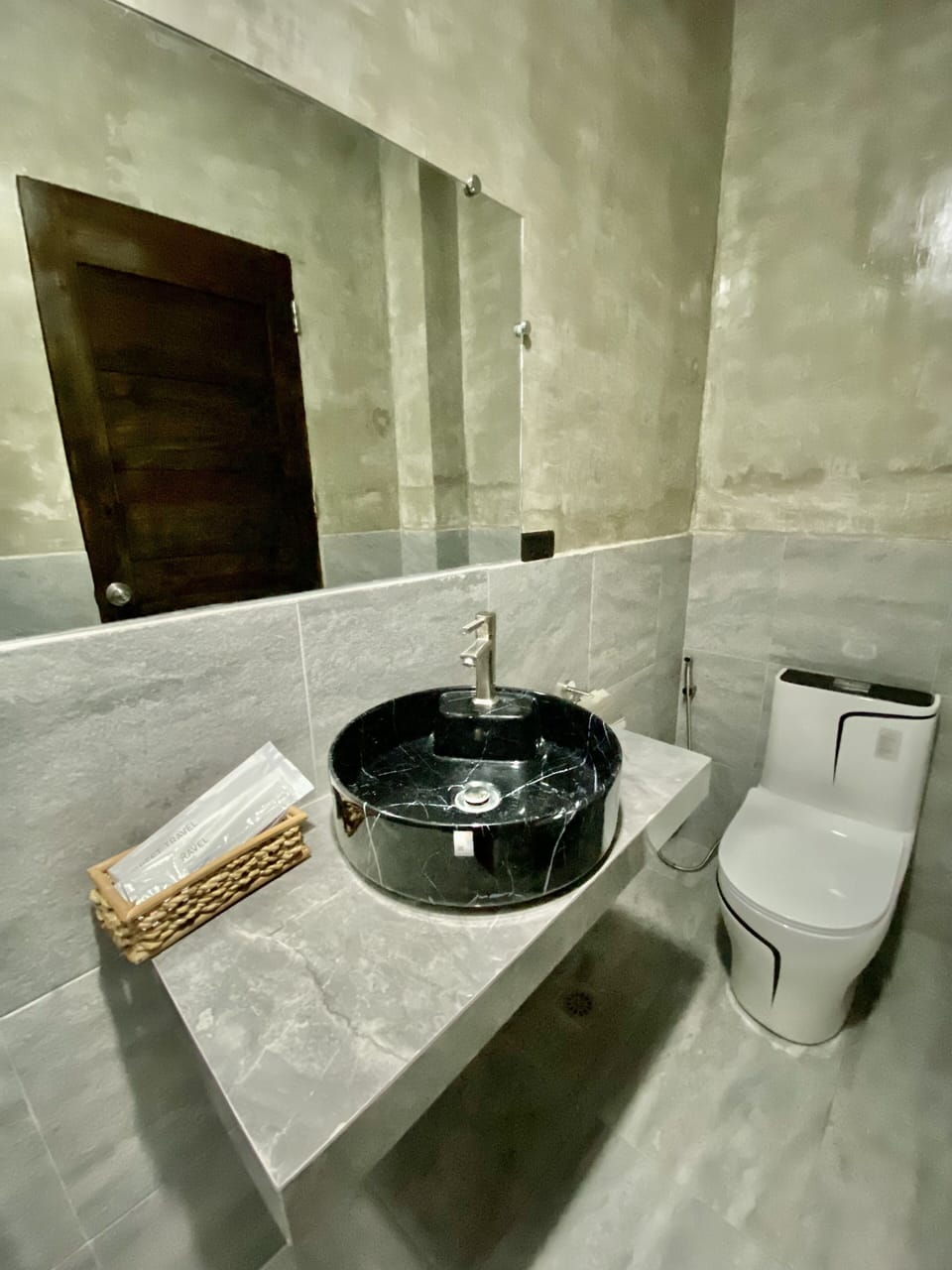 Deluxe Room | Bathroom | Shower, rainfall showerhead, free toiletries, bathrobes