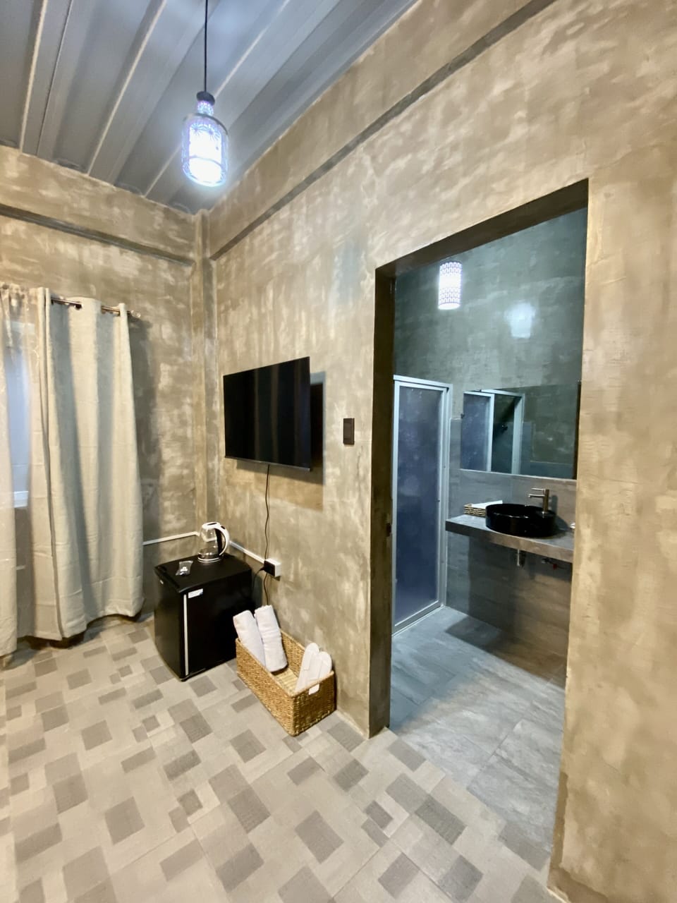 Deluxe Room | Blackout drapes, free WiFi