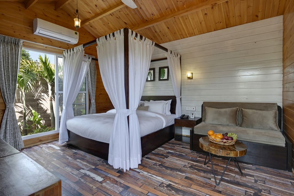 Honeymoon Room | Minibar, bed sheets