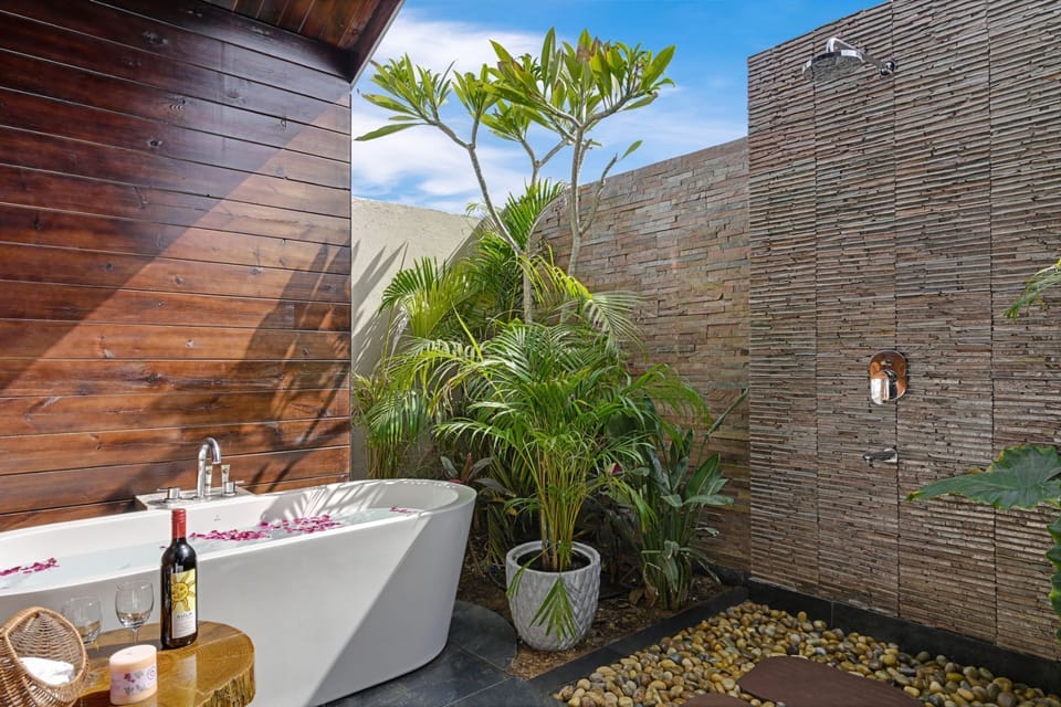 Honeymoon Room | Bathroom | Free toiletries, hair dryer, towels, soap
