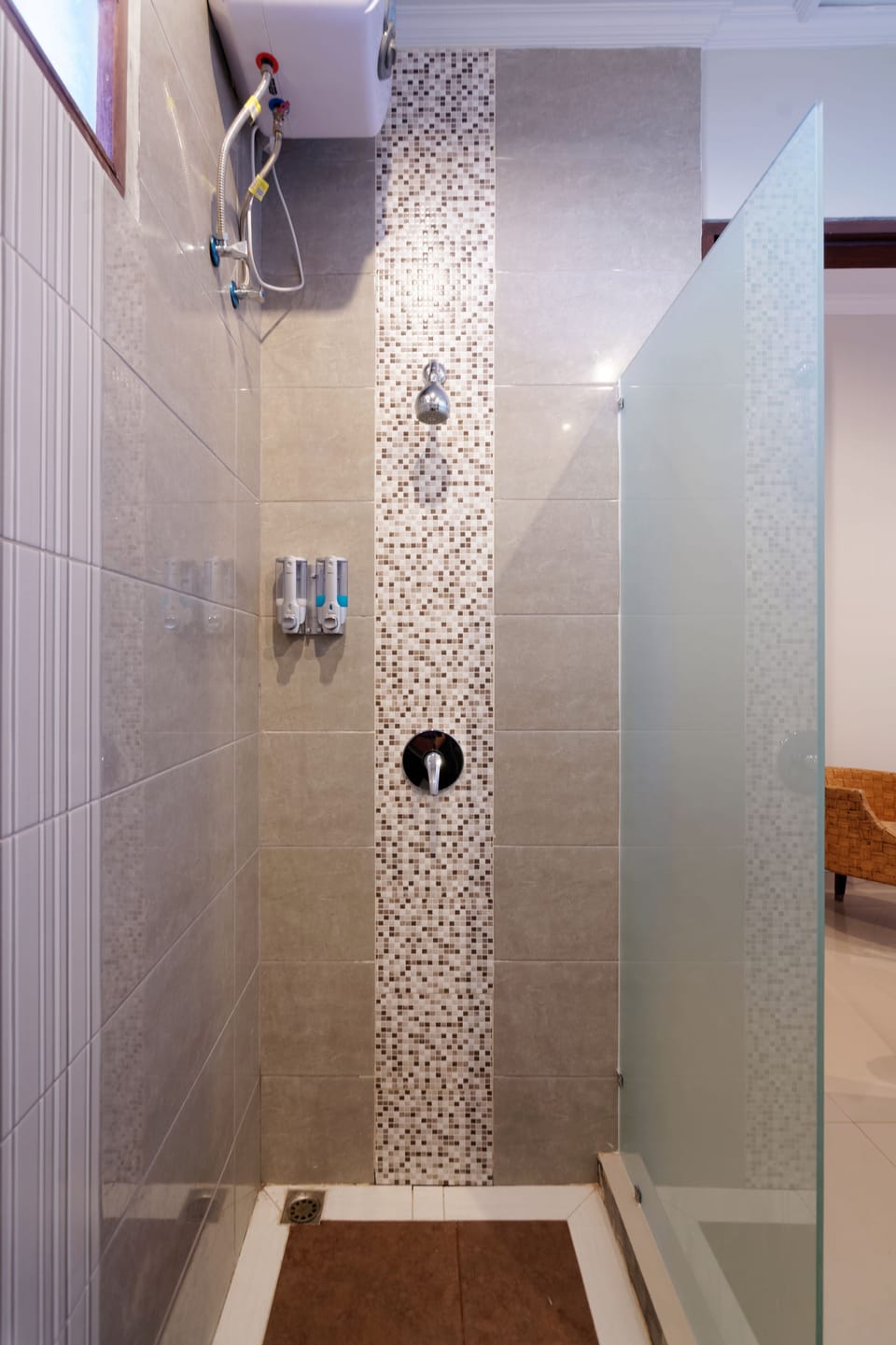Shower, free toiletries, hair dryer, bidet