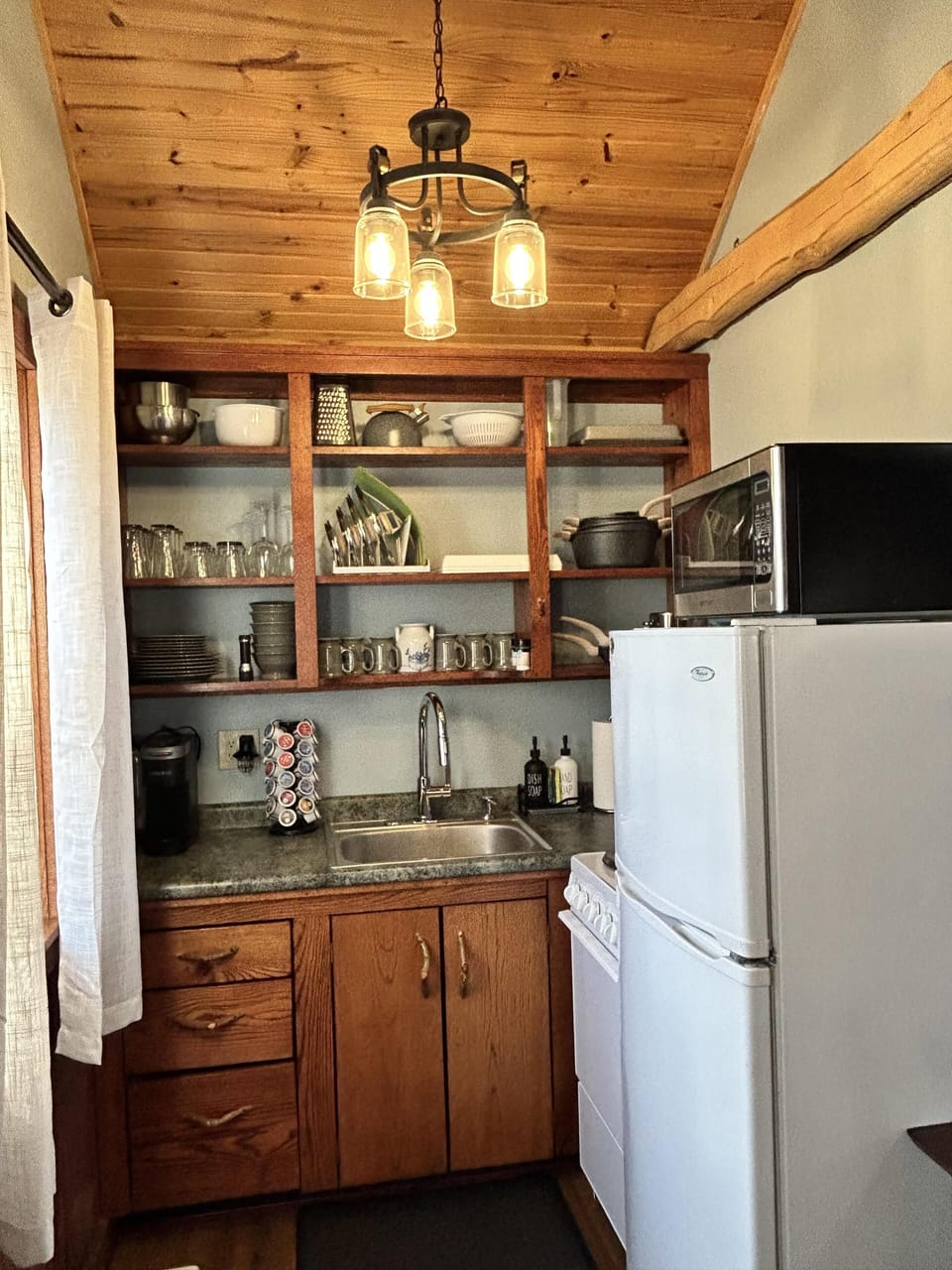 Fully Stocked Kitchen with Keurig Coffee maker w/complimentary Coffee Pods/Air Fryer/