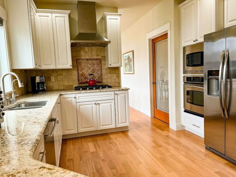 Large kitchen with great appliances