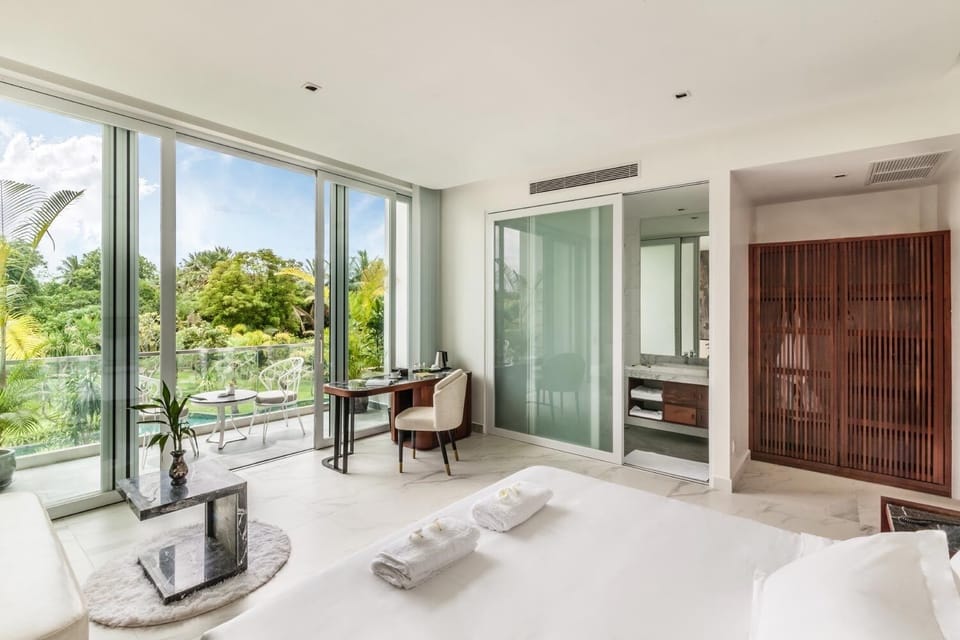 Deluxe Double or Twin Room | In-room safe, desk, blackout drapes, soundproofing