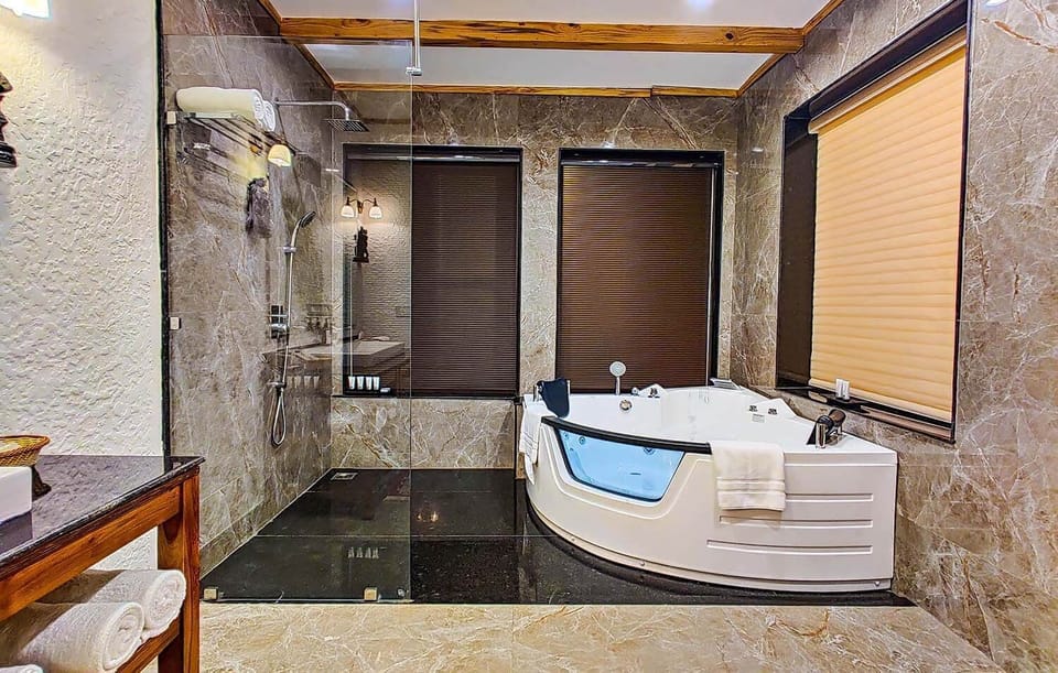 Chatarbhuja Luxury | Bathroom