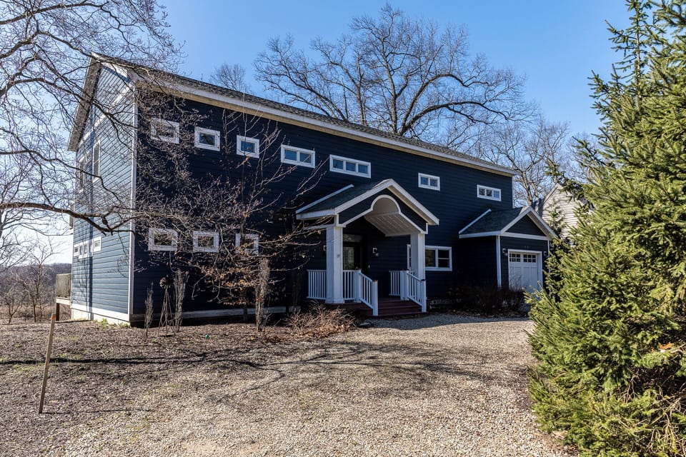 Front of Property w Circle Drive