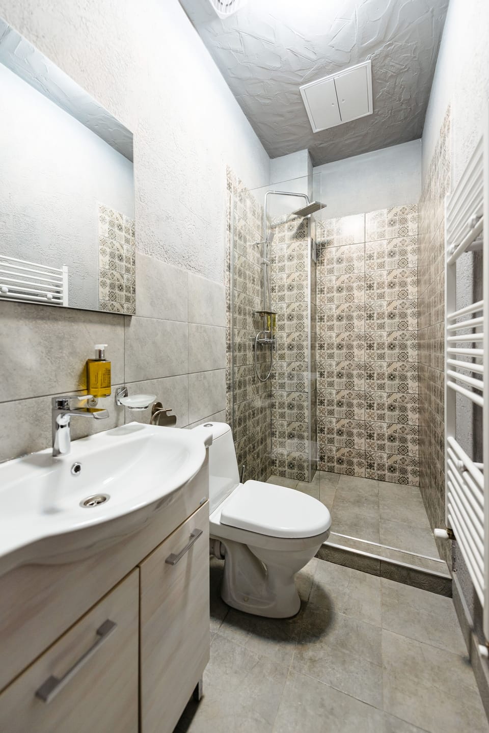 Single Room | Bathroom | Free toiletries, hair dryer, slippers, towels