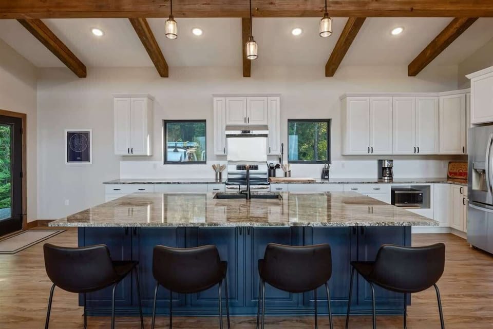 Extra Seating at the Kitchen island 
