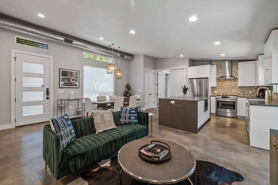 Open kitchen and living room 2 in back house