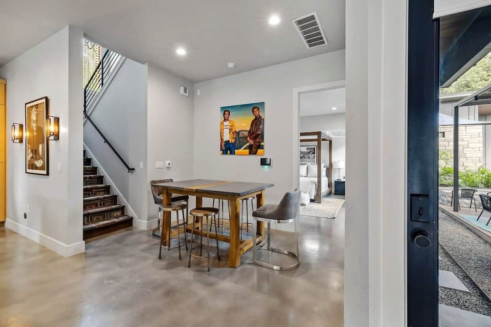Breakfast nook seating for 6