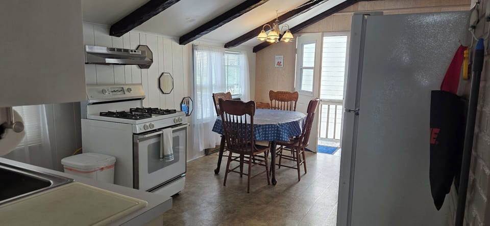 Kitchen & dining area