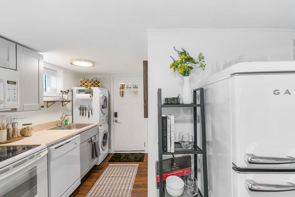 Classic Apartment | Private kitchen | Full-size fridge, microwave, oven, dishwasher