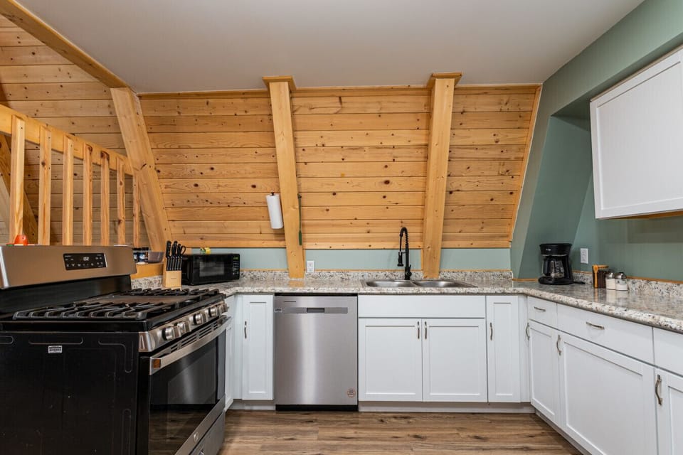 Kitchen with dishwasher, fridge, Range and microwave