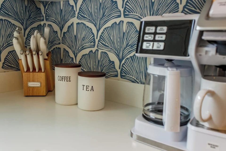 Get your morning going with a delicious cup of coffee! Combination drip coffee maker and keurig. 