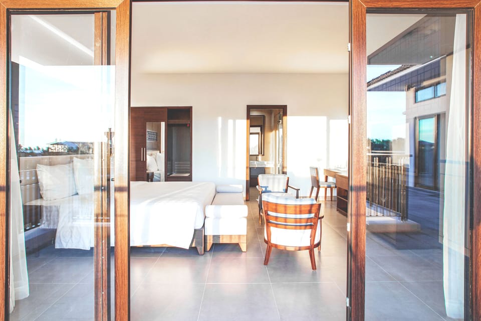 4 Bedroom Villa | Minibar, in-room safe, desk, blackout drapes