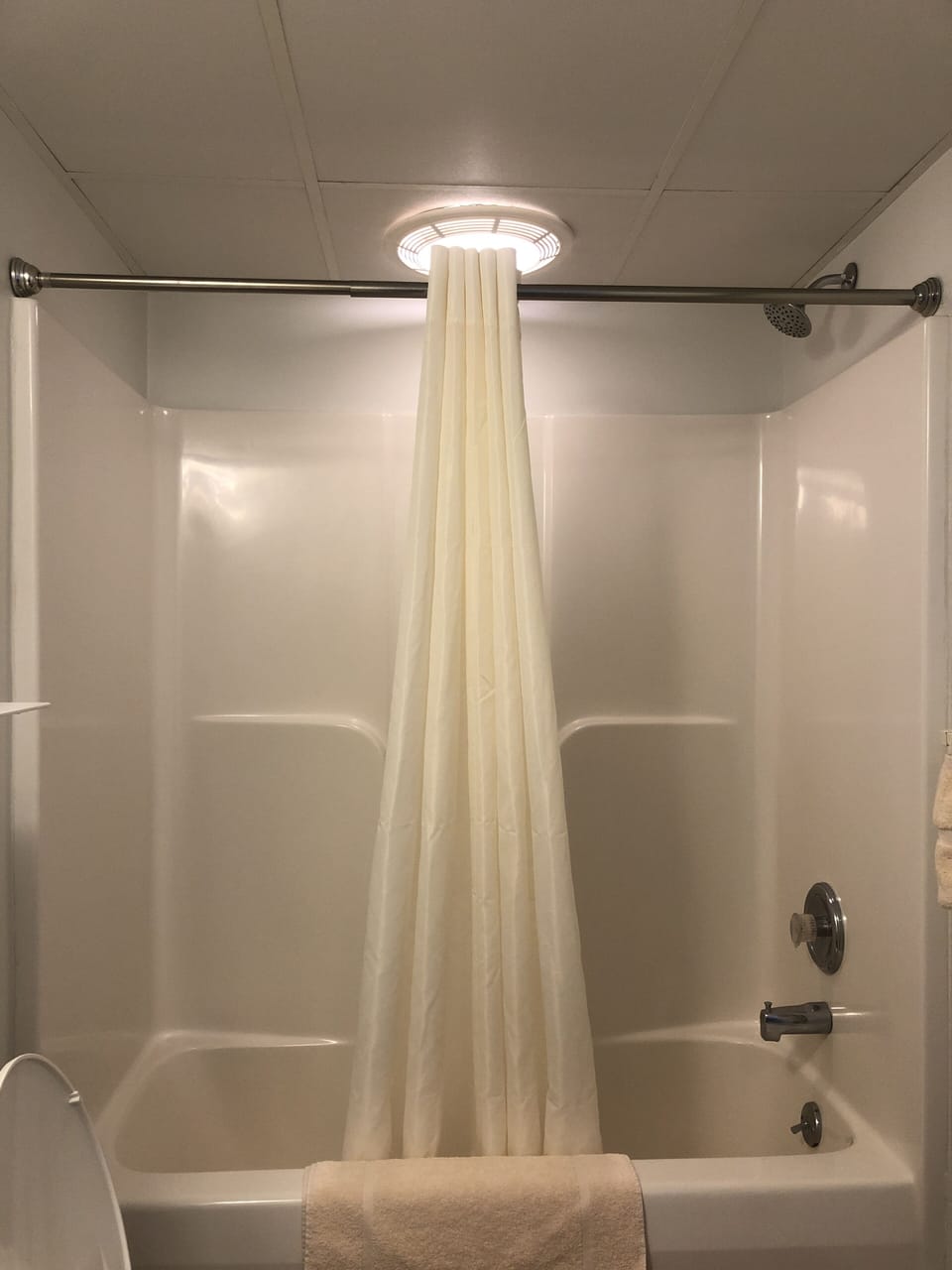 Combined shower/tub, free toiletries, hair dryer, towels