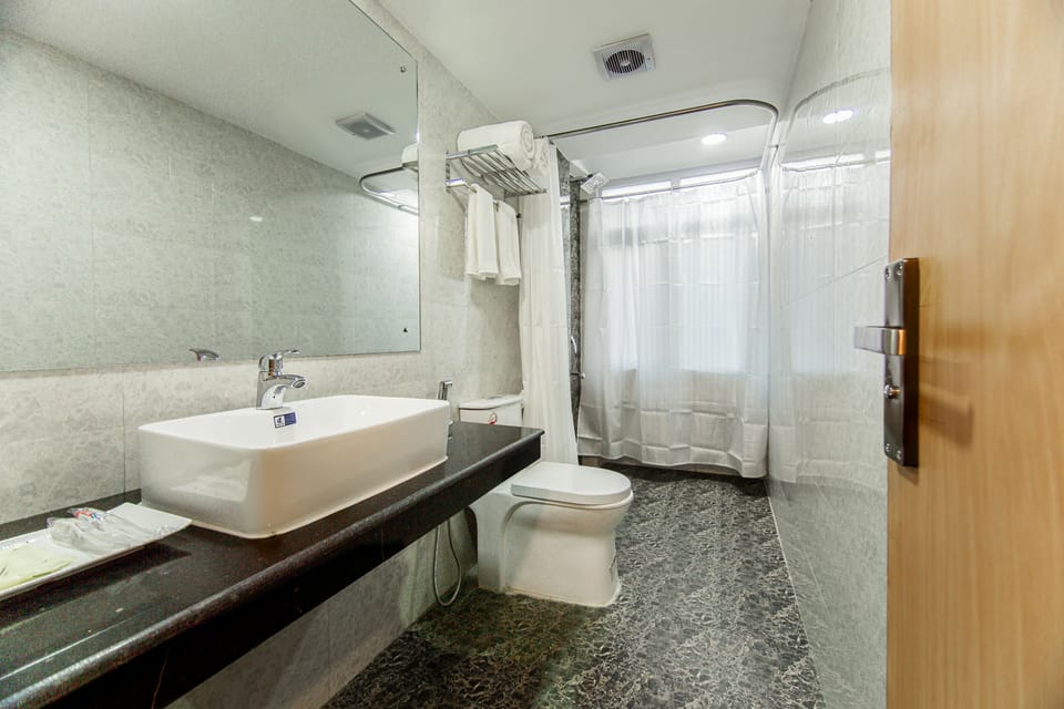 Shower, rainfall showerhead, free toiletries, hair dryer