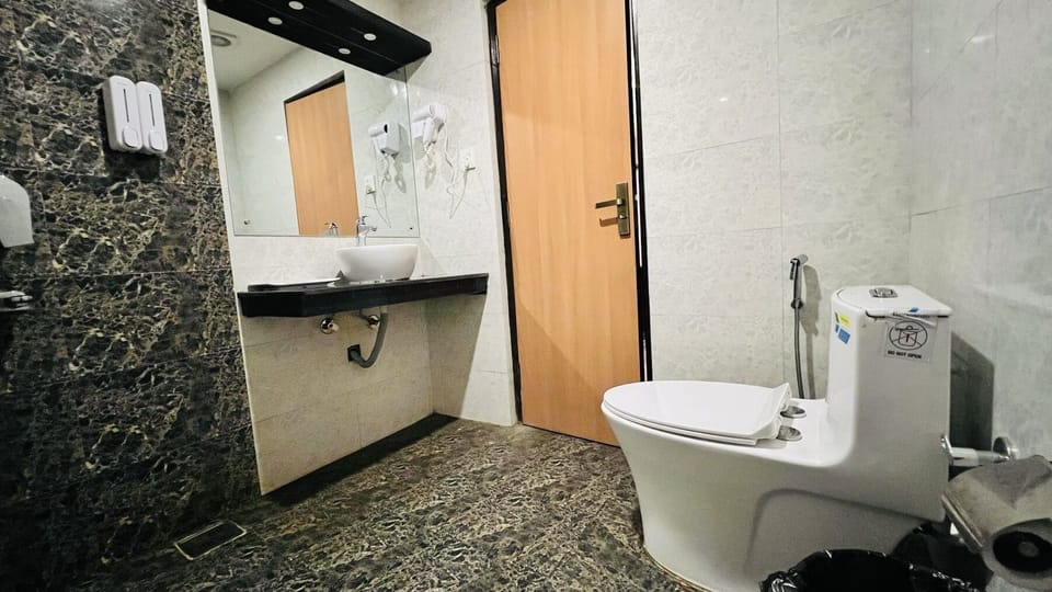 Deluxe Triple Room | Bathroom | Shower, rainfall showerhead, free toiletries, hair dryer