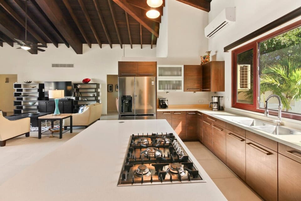 Enjoy cooking up a storm with this open plan kitchen, enjoy the warm caribbean breeze from any angle!