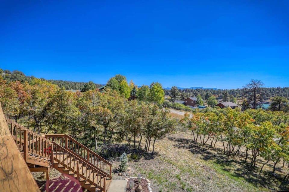 Siera Vista is Located 10 min to our world famous Hot Springs & 35 beautiful minutes to Must-See Williams Creek/Piedra River Trail/Ice Caves Trail.
