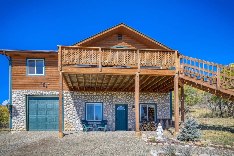 Large balcony with great views and a covered lower entry make loading and unloading a breeze. This 4 season home is 5 star rated and 5 min. to town!