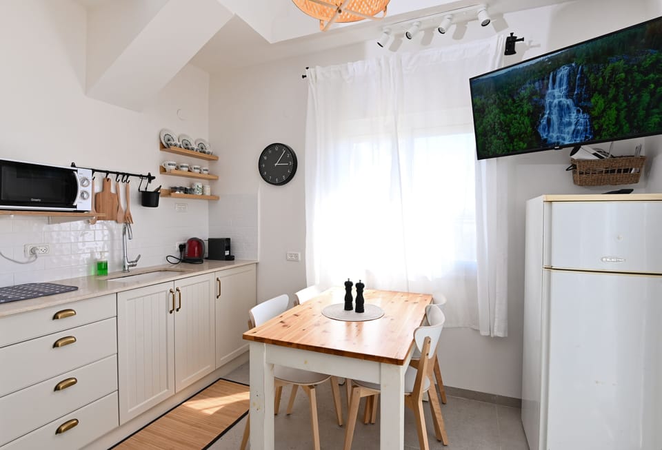 Comfort House | Private kitchen | Fridge, microwave, oven, stovetop