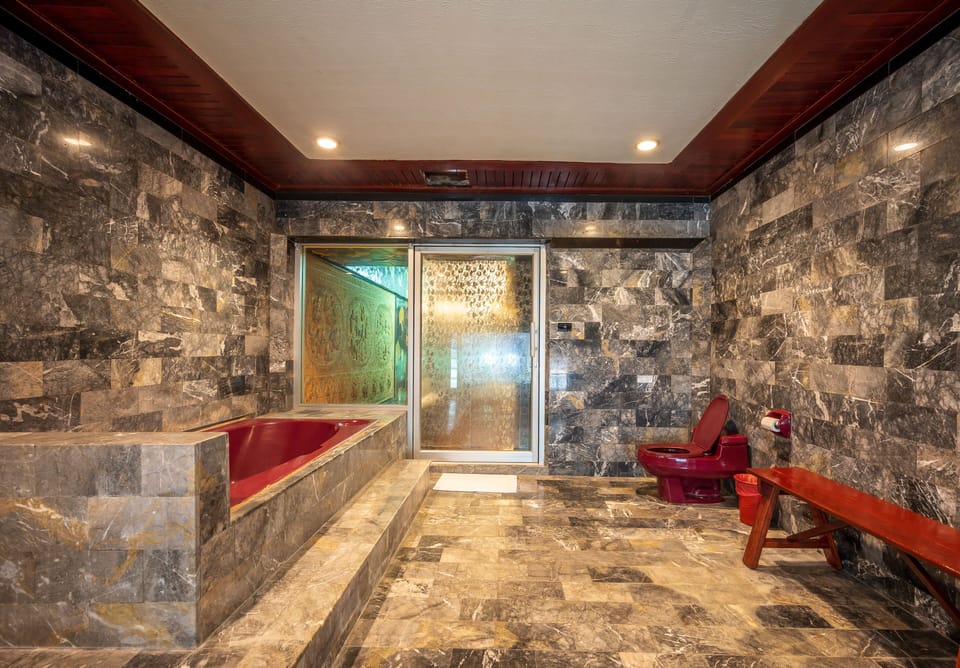 Blue Dream Room | Bathroom | Free toiletries, hair dryer, bidet, towels
