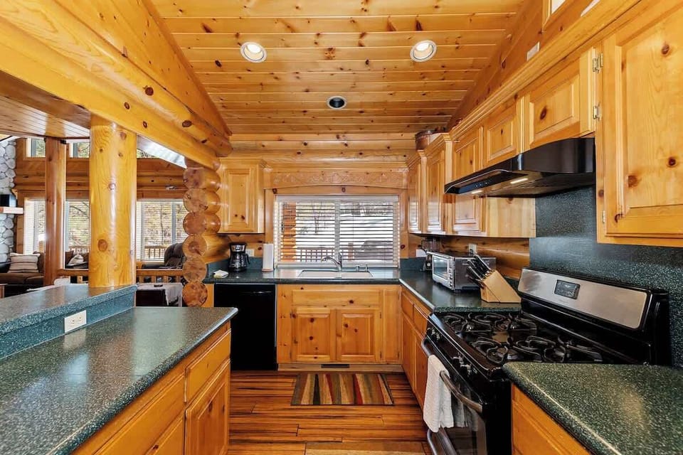 Full equipped kitchen with plenty of counterspace. 