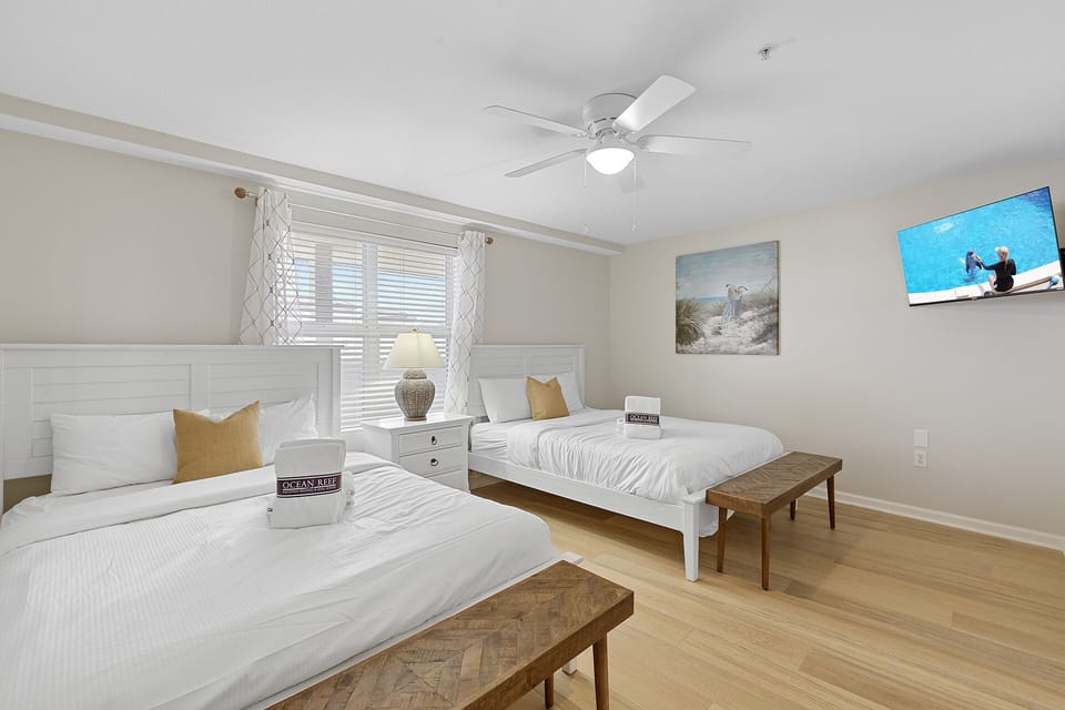 23-Amalfi-Coast-422C-Guest-Bedroom