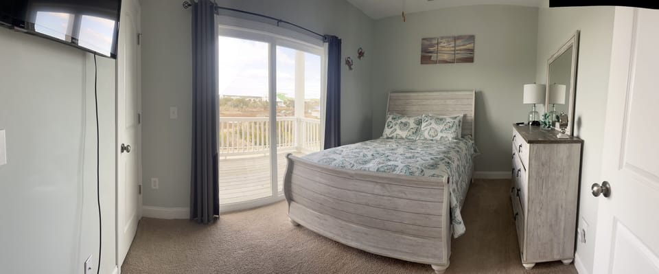 Queen bedroom on 3rd Floor