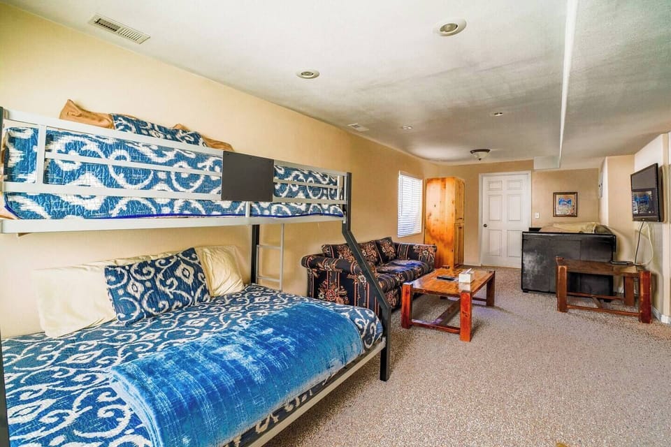 Basement, 4 Beds: 3 Twin, 1 Full