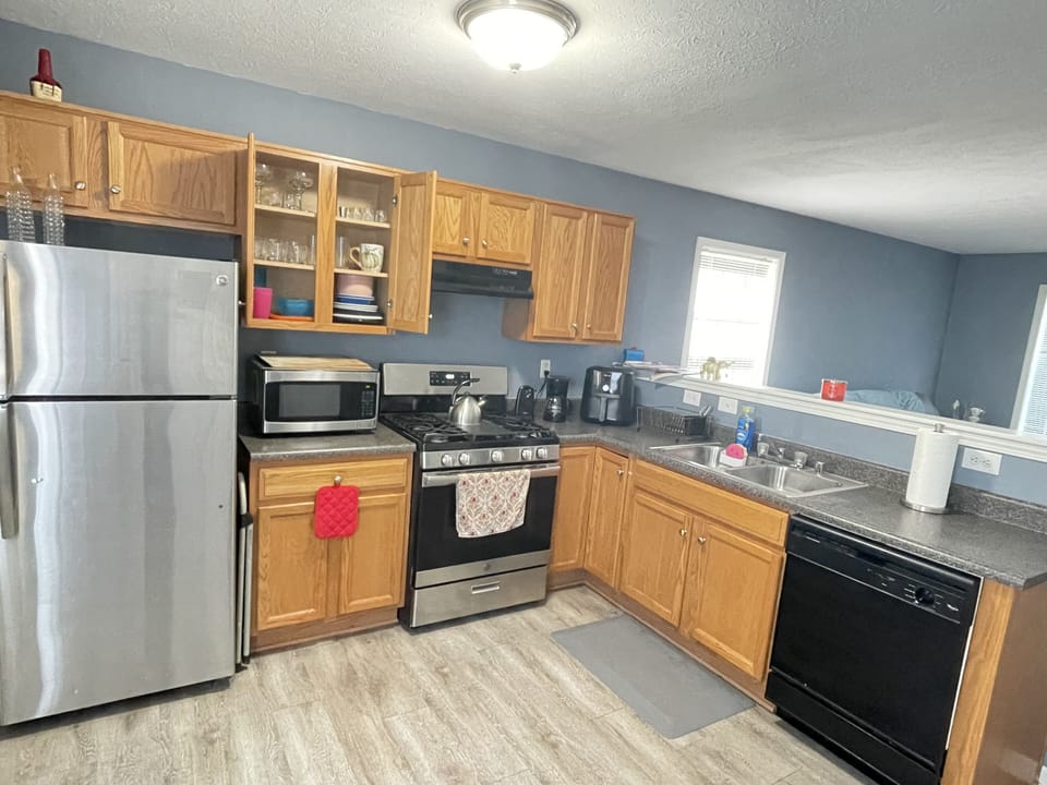 FULLY LOADED KITCHEN WITH GE APPLIANCES. 