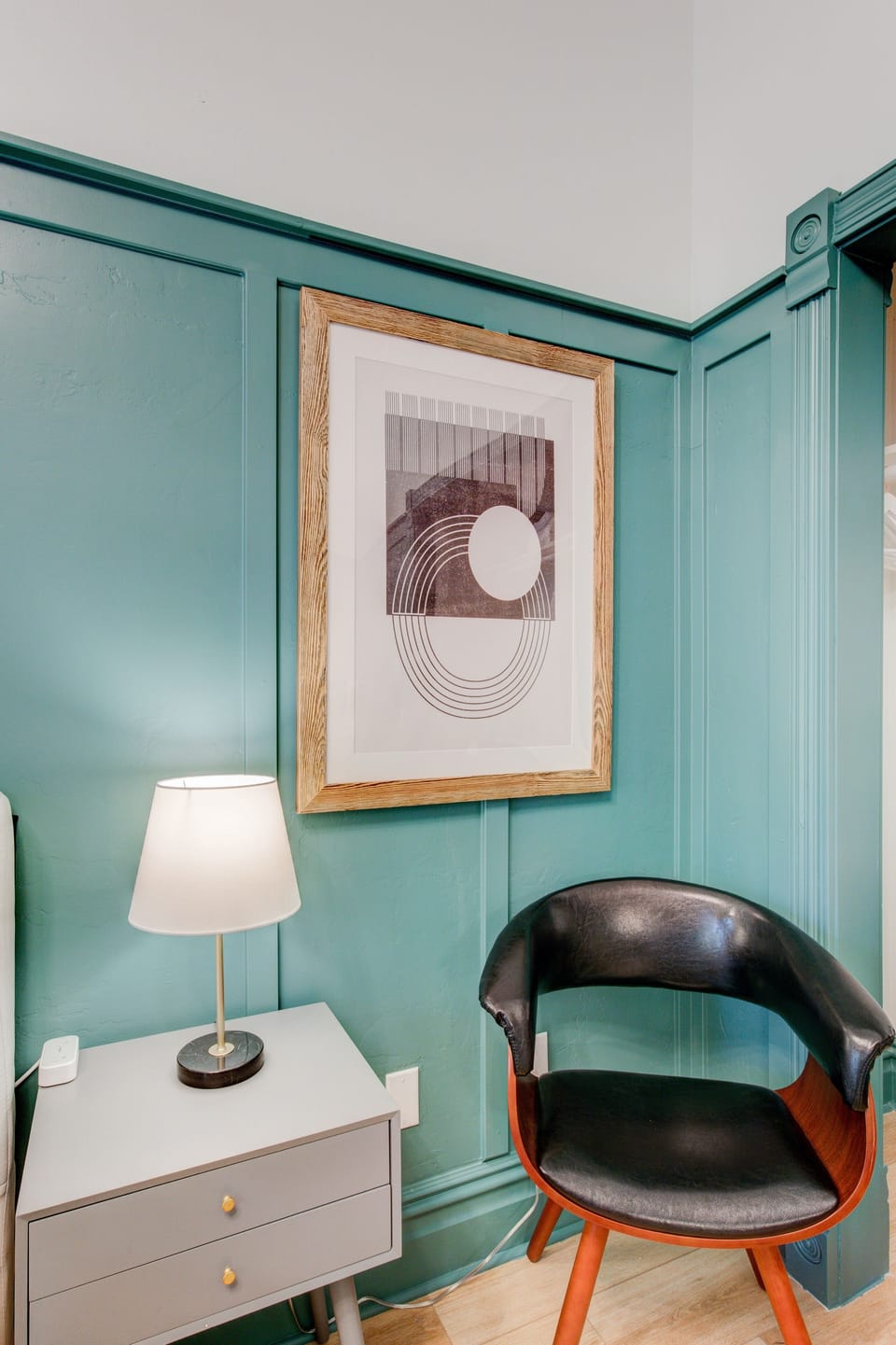 Deluxe Studio Suite, Courtyard View | Living area | Smart TV, streaming services