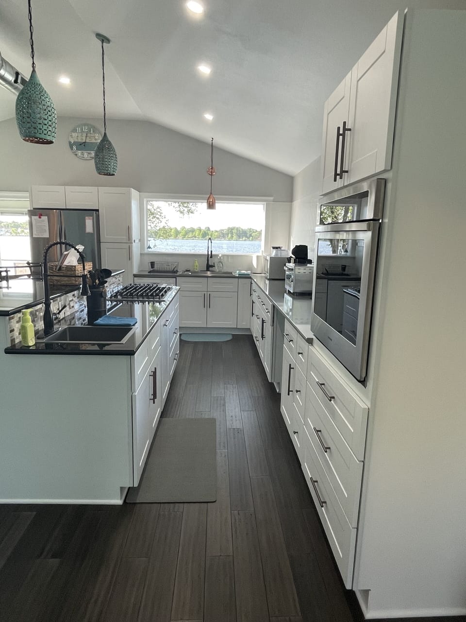 Gourmet, updated kitchen - fully stocked 