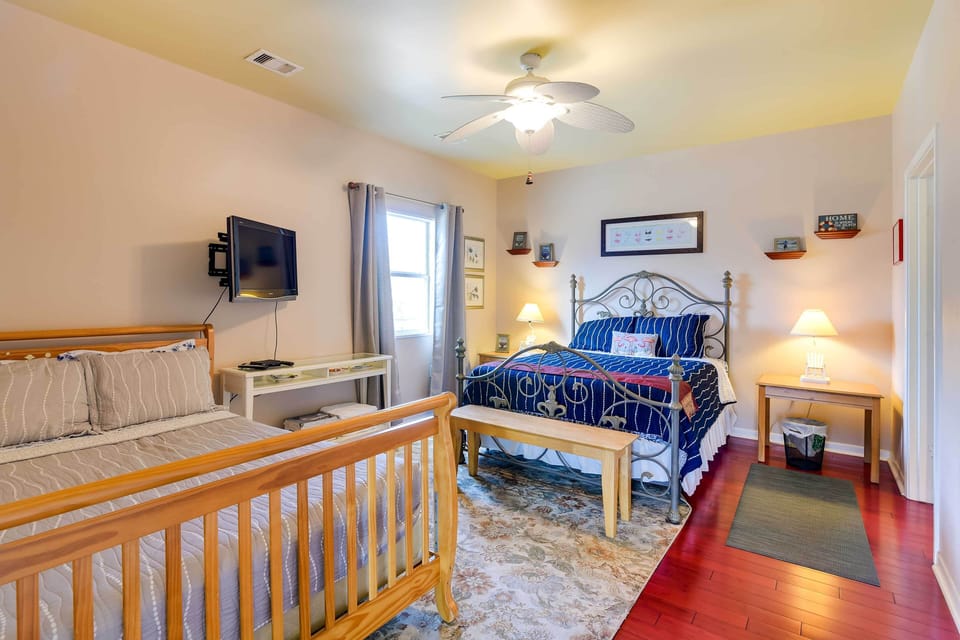 Bedroom 1 | Queen Bed | Full Bed