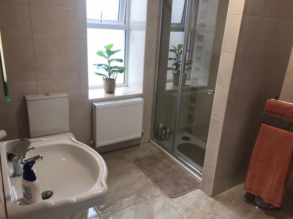 5 Guests - Helens House Derry City Centre - 3 Bed House in Londonderry