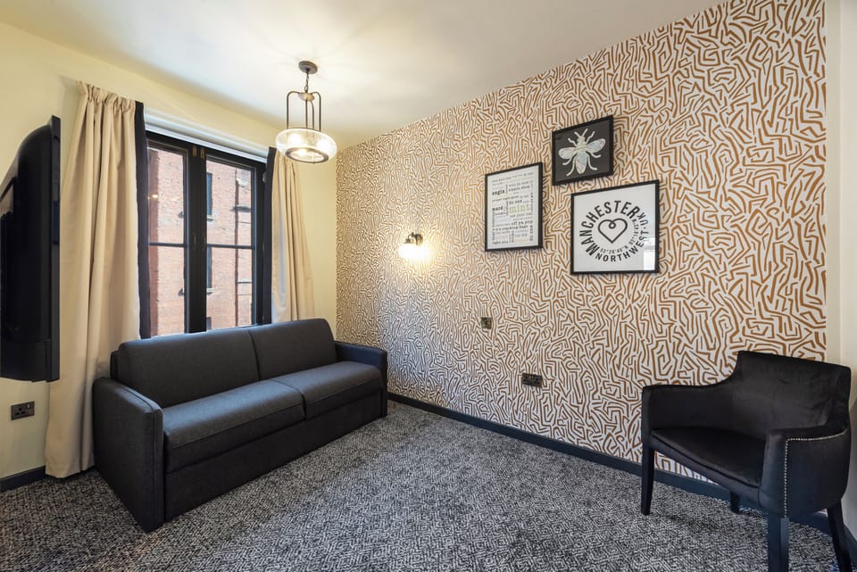 Deluxe Double Room (Deluxe Suite) | Living area | 40-inch flat-screen TV with digital channels, TV