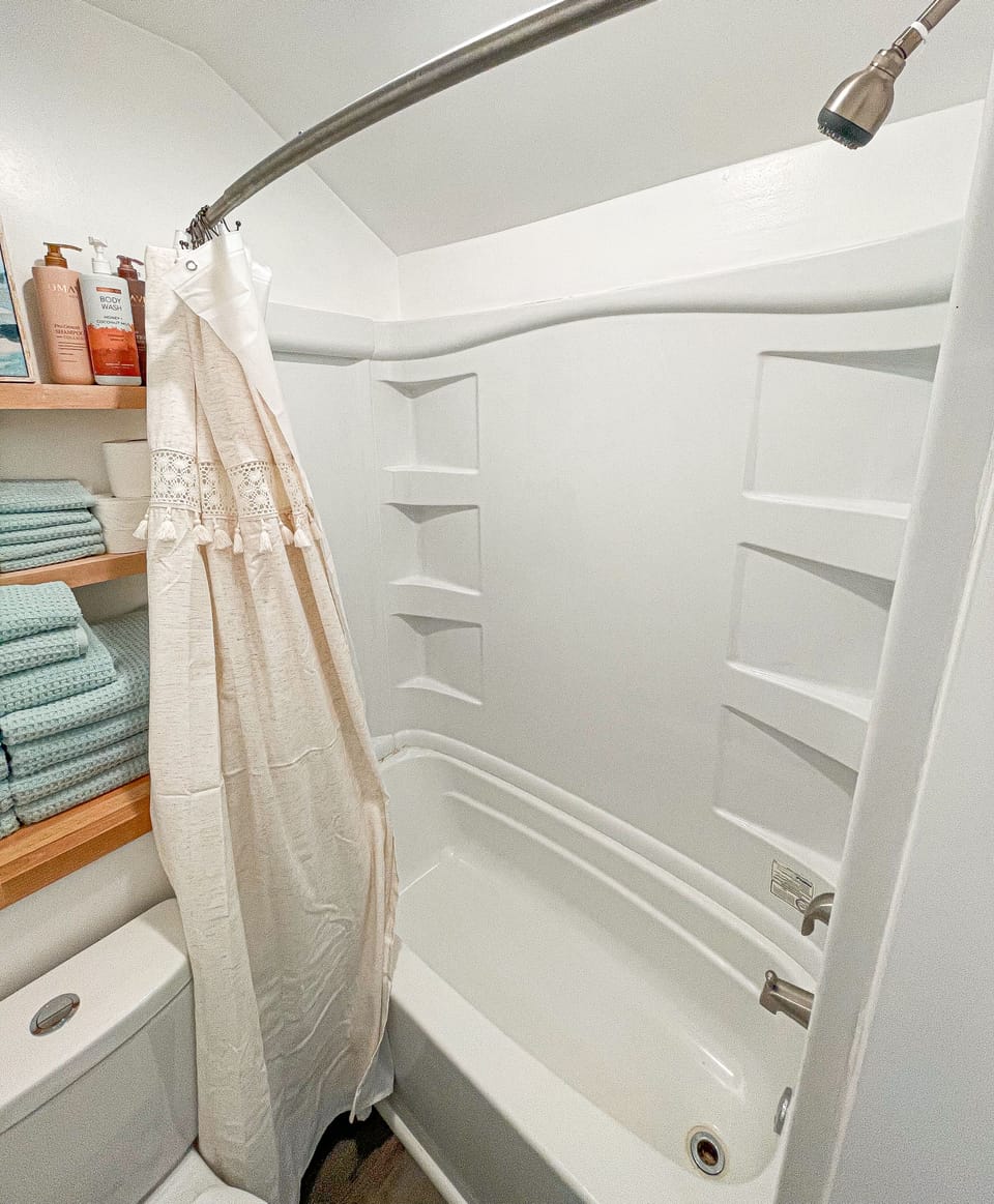 Bathtub and shower option with great water pressure 