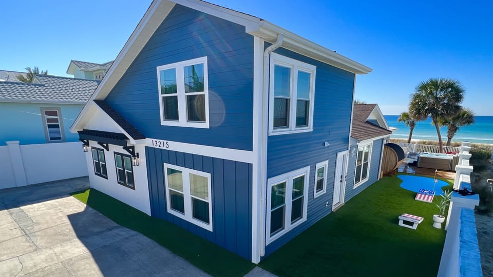 Aloha Beach House. 2700 ft.² massive lot surrounded by walls. Tons of parking
